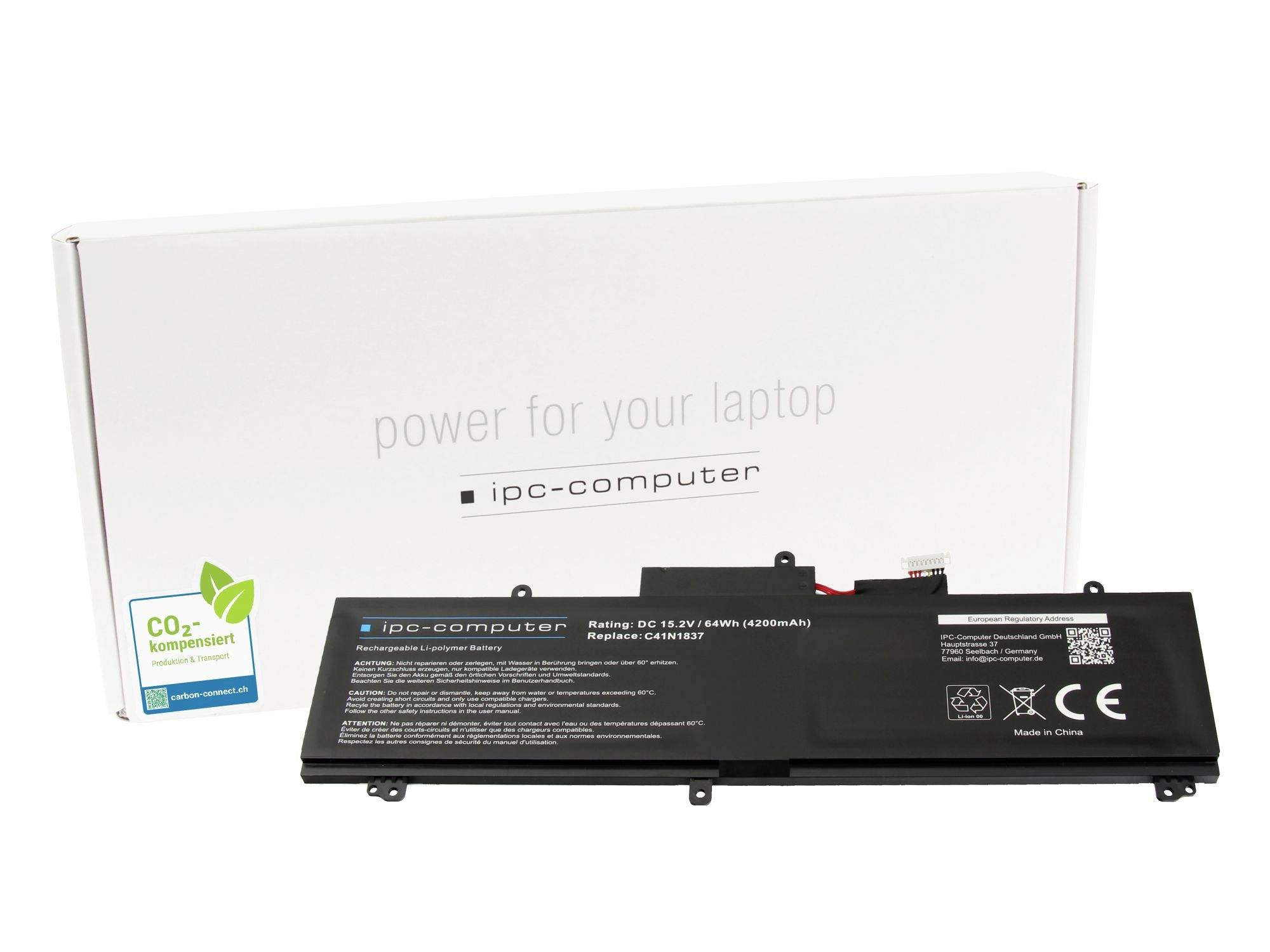 Batteria per laptop davanti a una scatola bianca etichettata "alimentazione per il tuo laptop" e "ipc-computer", con un adesivo di compensazione CO2 sulla scatola
