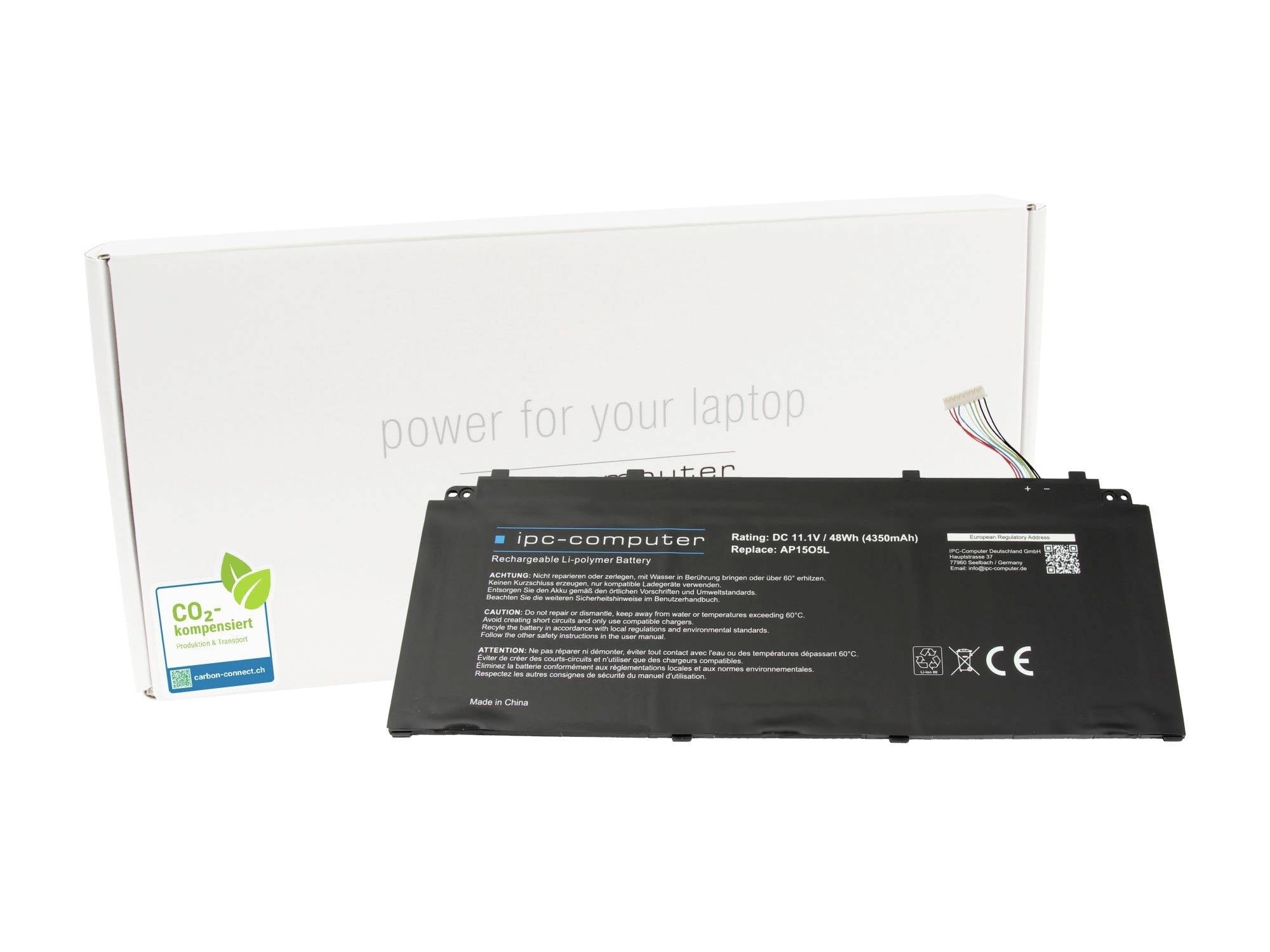 Batteria per laptop nera davanti a una scatola di vendita al dettaglio bianca etichettata "energia per il tuo laptop", con un adesivo verde neutro per le emissioni di CO2.
