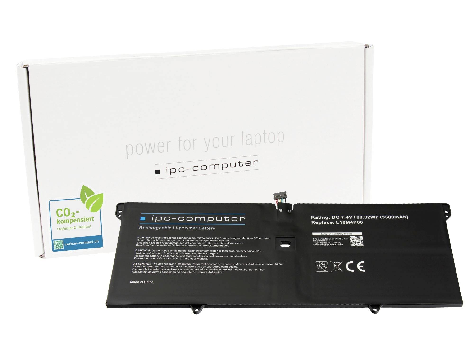 Batteria per laptop nera etichettata "ipc-computer" di fronte a una scatola bianca che riporta "power for your laptop" e "CO2 kompensiert".