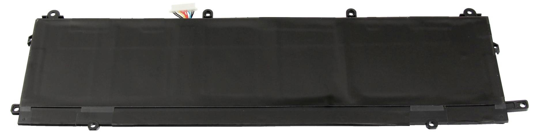 Pannello o coperchio rettangolare nero per automobili con linguette di montaggio lungo i bordi, mostrato su sfondo bianco.