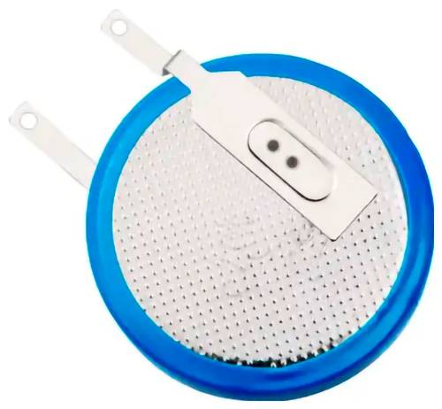 Componente elettronico rotondo con bordo blu, due terminali metallici e una piastra centrale bianca, mostrato su uno sfondo semplice.