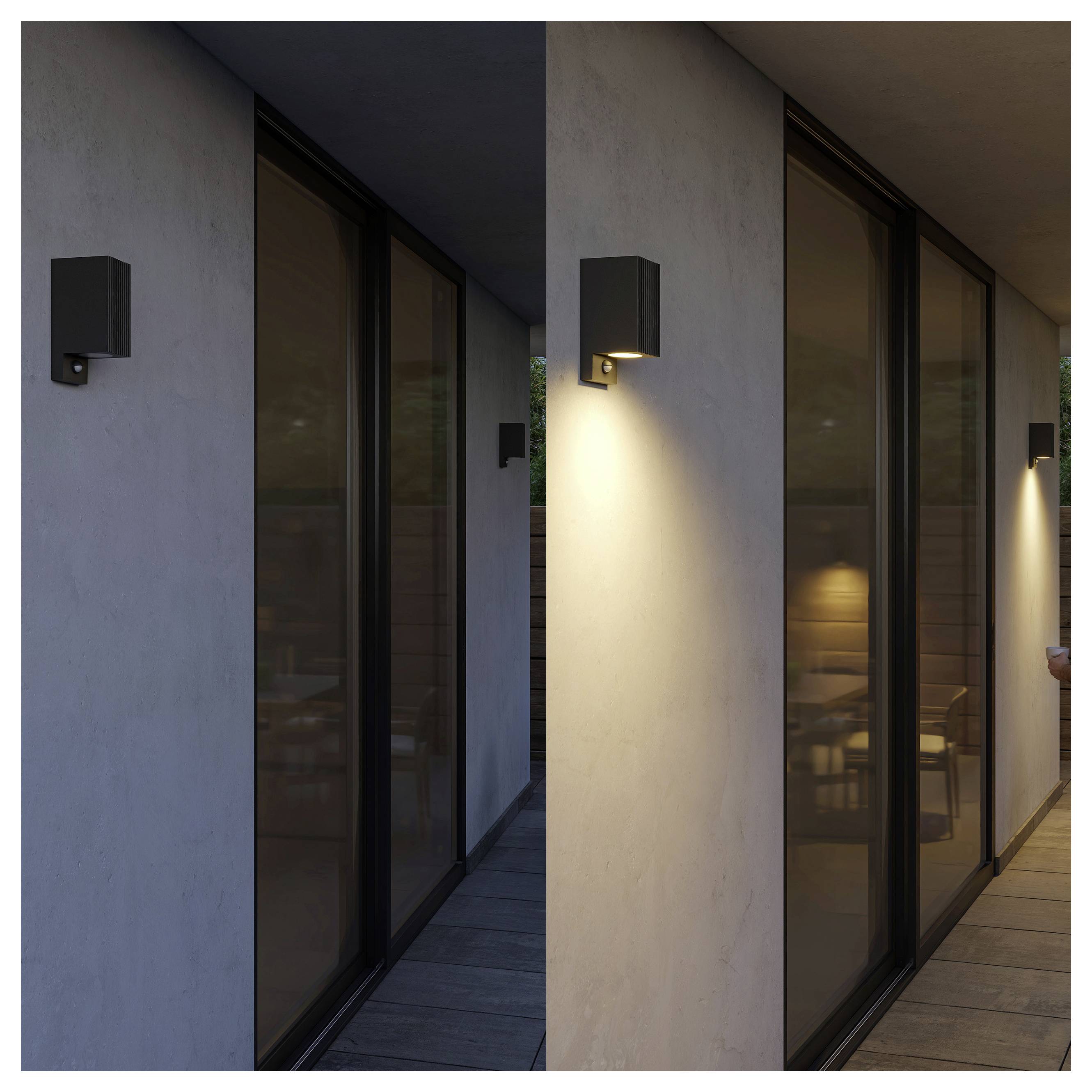 Moderna lampada da parete esterna su una casa, mostrata spenta a sinistra e accesa con luce calda a destra lungo una passerella coperta con porte in vetro.
