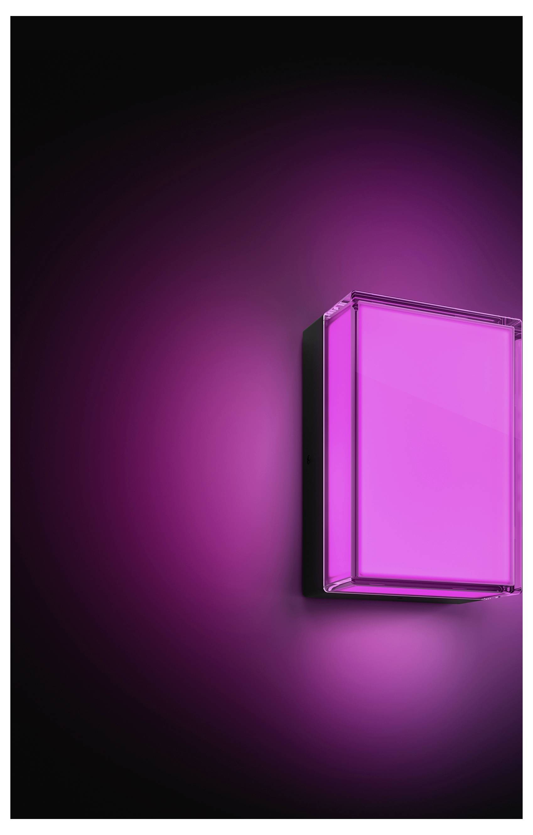 Lampada da parete rosa luminosa che emette un morbido alone magenta su uno sfondo scuro.