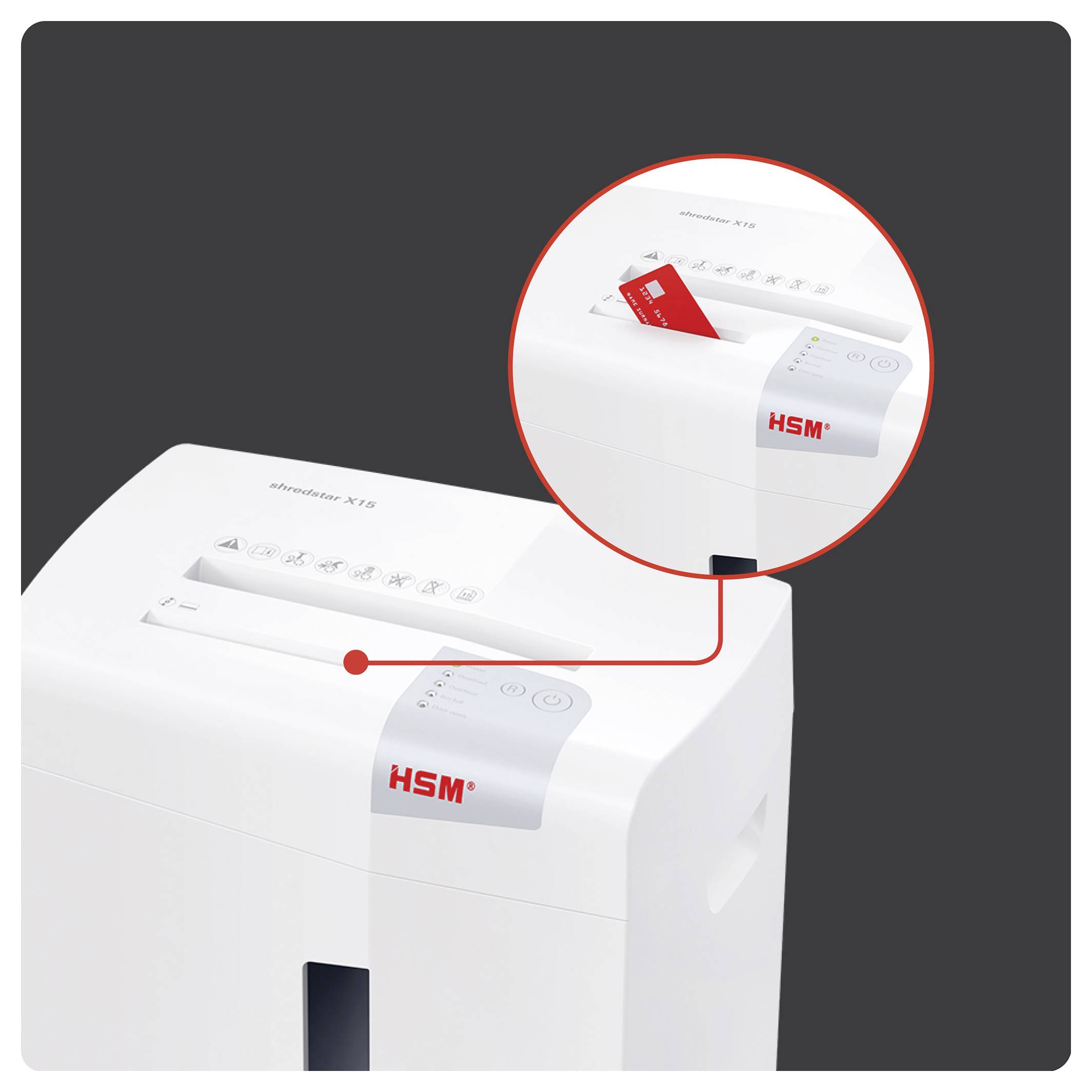 Trituratore HSM bianco mostrato in primo piano, con un ingrandimento riquadrato che evidenzia una scheda rossa inserita nello slot della carta.