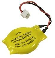 Pacco batteria al litio Panasonic giallo con fili rosso e nero collegati e connettore bianco.