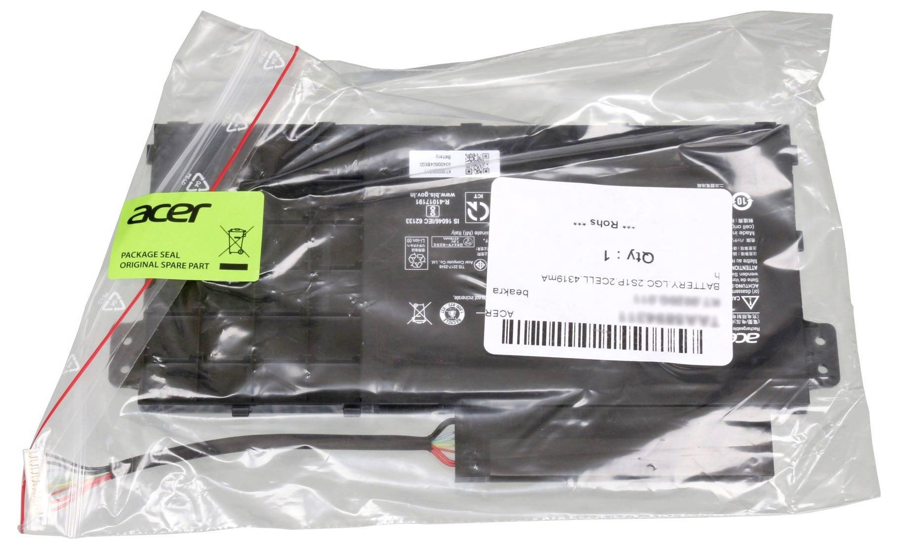 Batteria per laptop Acer sigillata in confezione di plastica trasparente con etichette e codici a barre.
