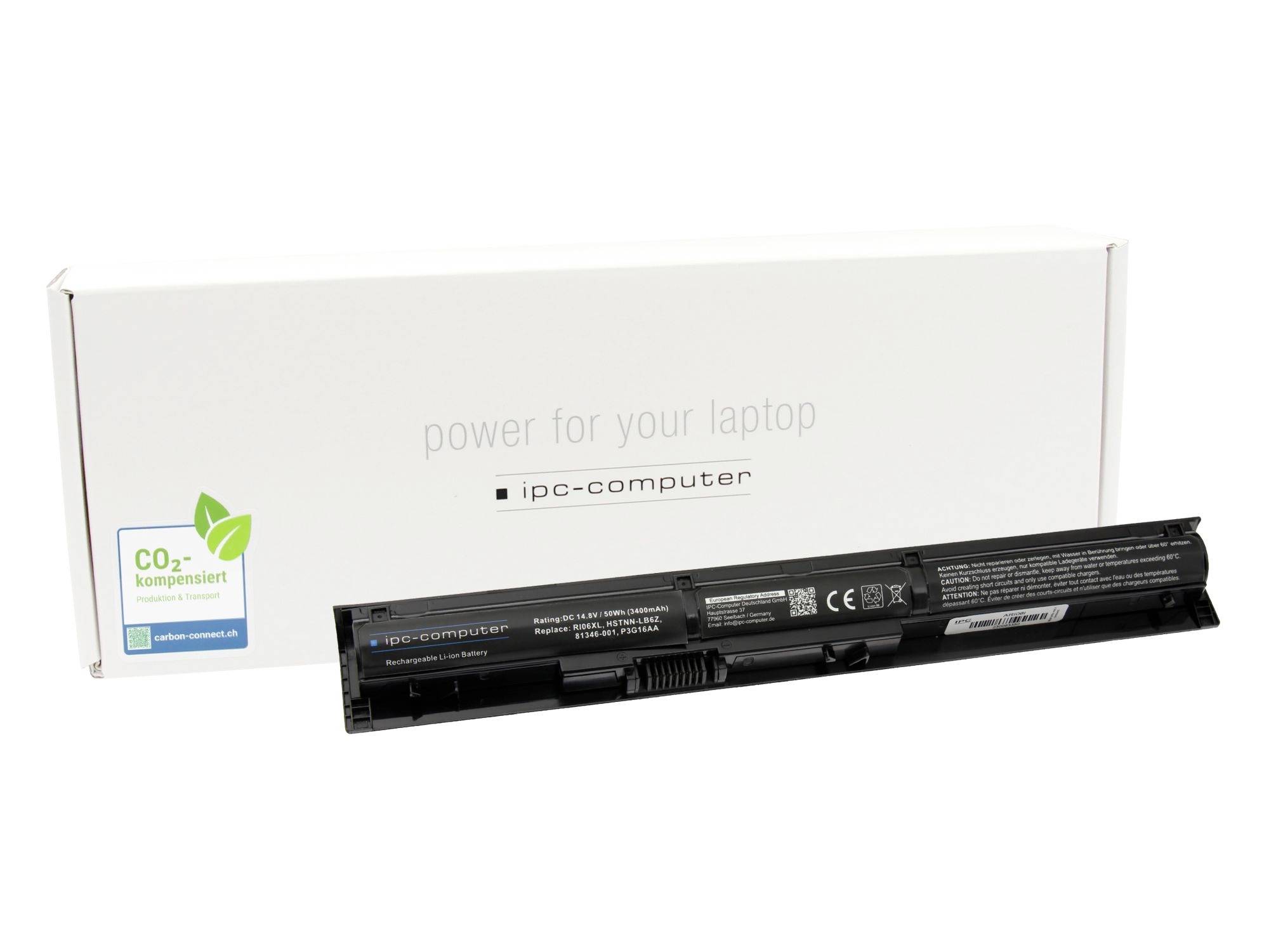 Pacco batteria per laptop davanti a una scatola bianca etichettata "power for your laptop" con un logo ipc-computer e un badge di compensazione CO2.