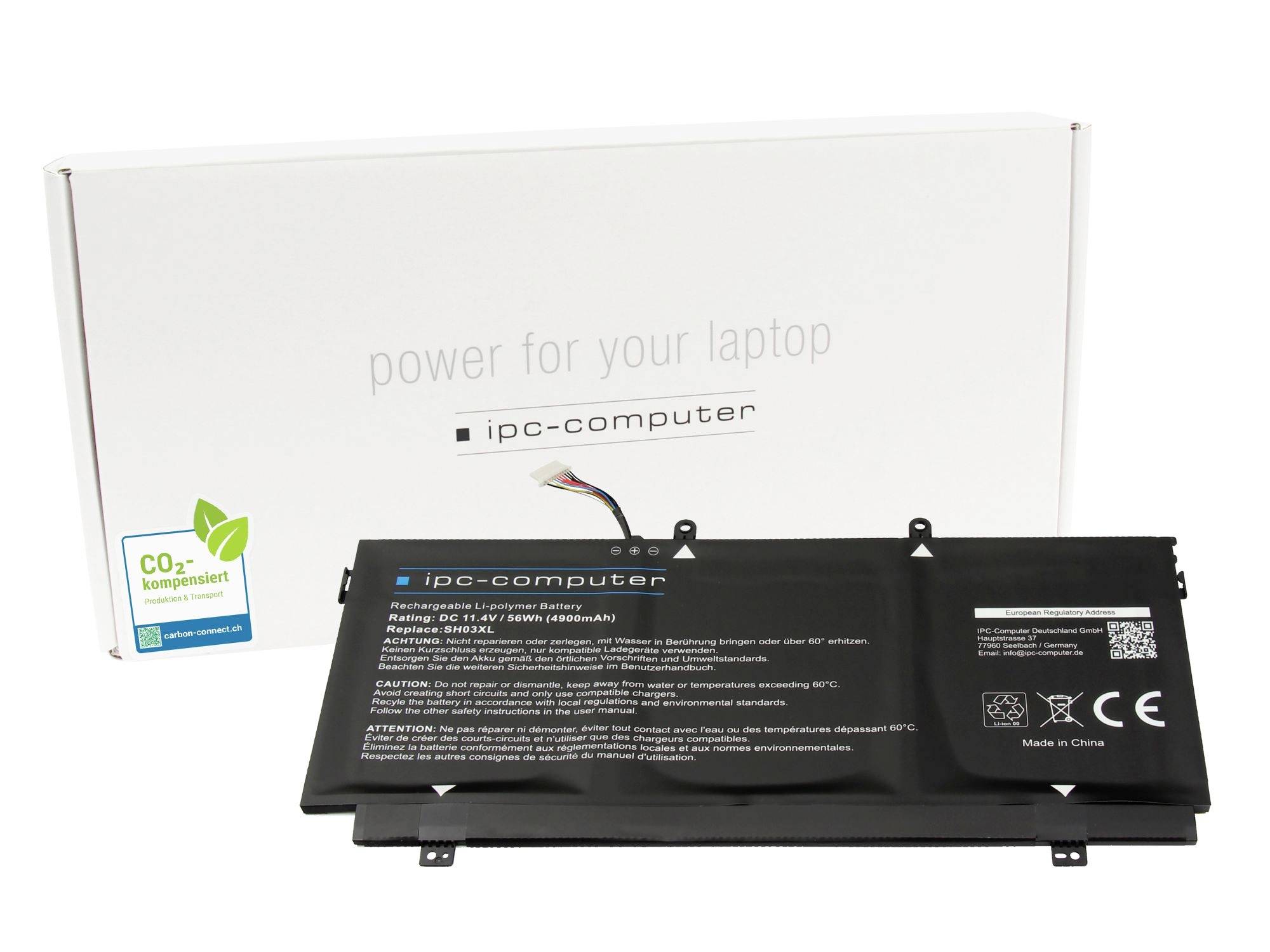 Batteria di ricambio per laptop nera etichettata 'ipc-computer' di fronte alla sua scatola di imballaggio bianca che recita 'power for your laptop' con badge 'CO2 kompensiert'.