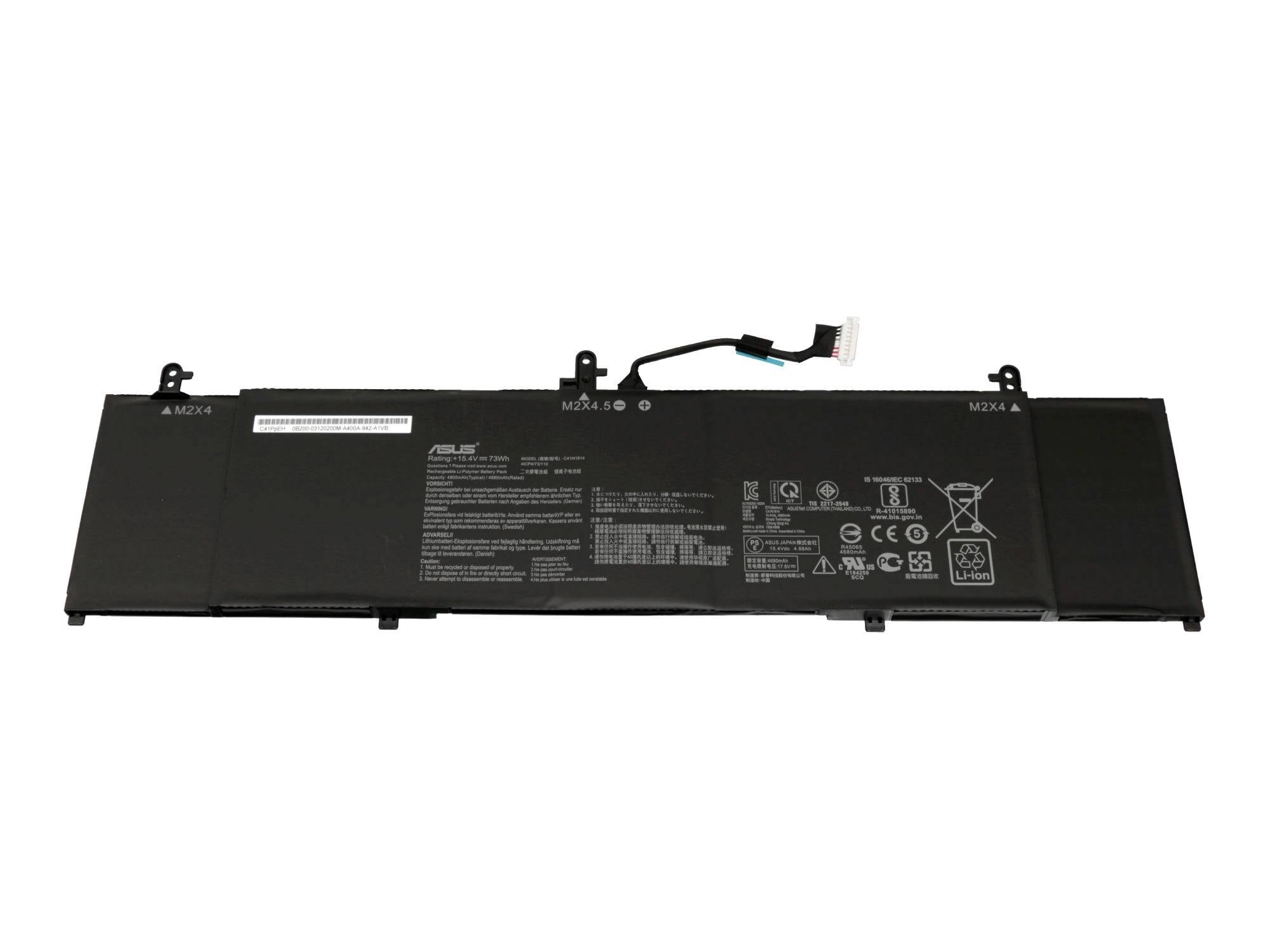 Batteria per laptop nera con connettore di alimentazione collegato, mostrata su uno sfondo bianco.