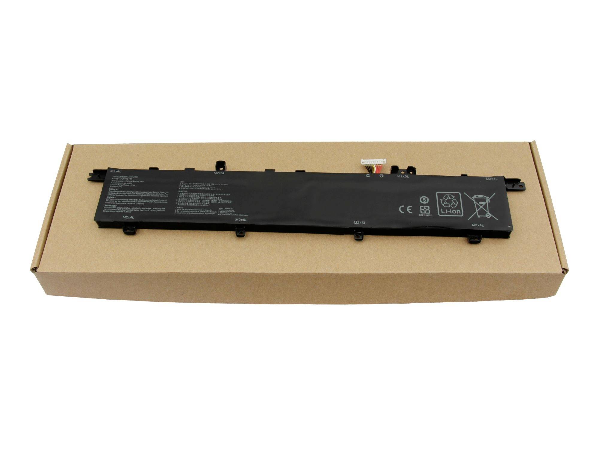 Batteria per laptop nera appoggiata sopra una scatola di cartone marrone su uno sfondo bianco.