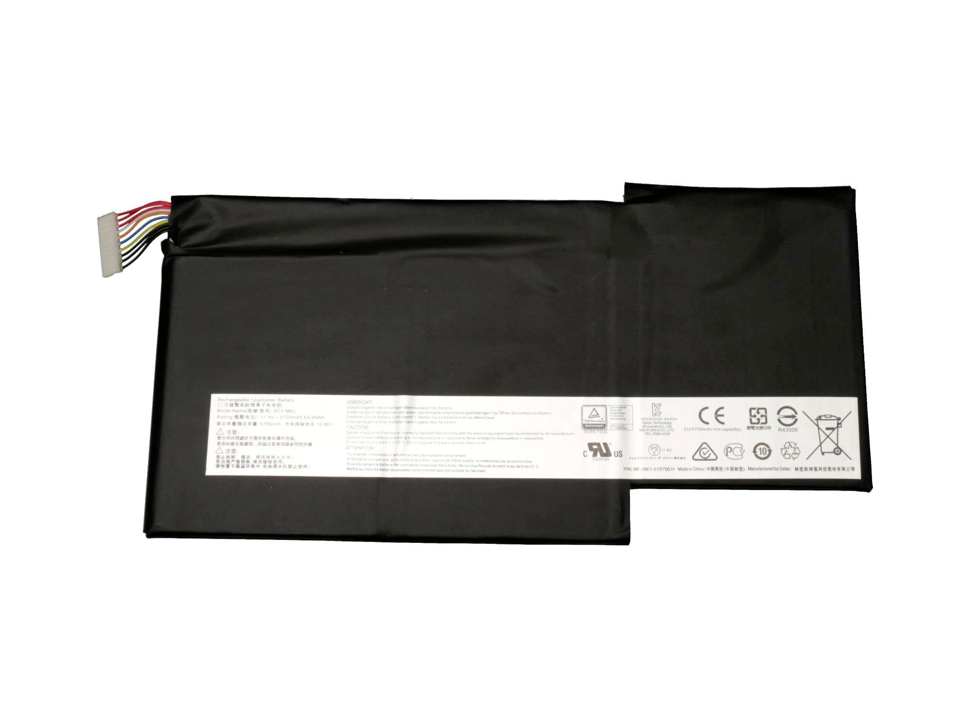 Batteria per laptop nera con connettore multifilo collegato ed etichetta bianca su uno sfondo neutro.