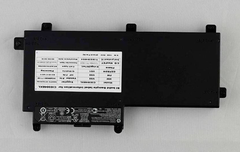 Modulo elettronico nero o batteria su una superficie chiara, con un'etichetta di specifiche bianca e marcature di certificazione attaccate su un lato.