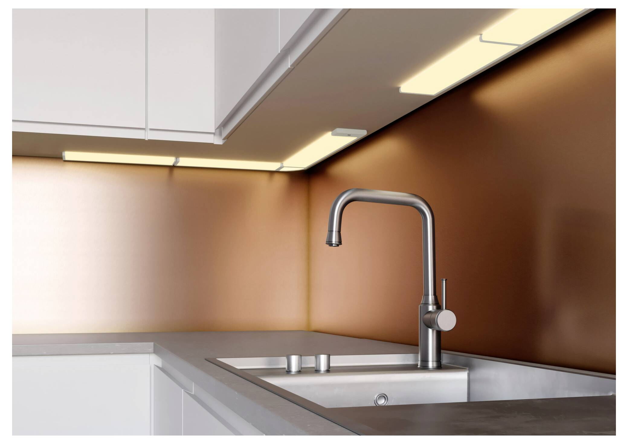 Cucina moderna con armadi bianchi, schienale in rame, lavello in acciaio inossidabile e rubinetto sotto illuminazione sottopensile.