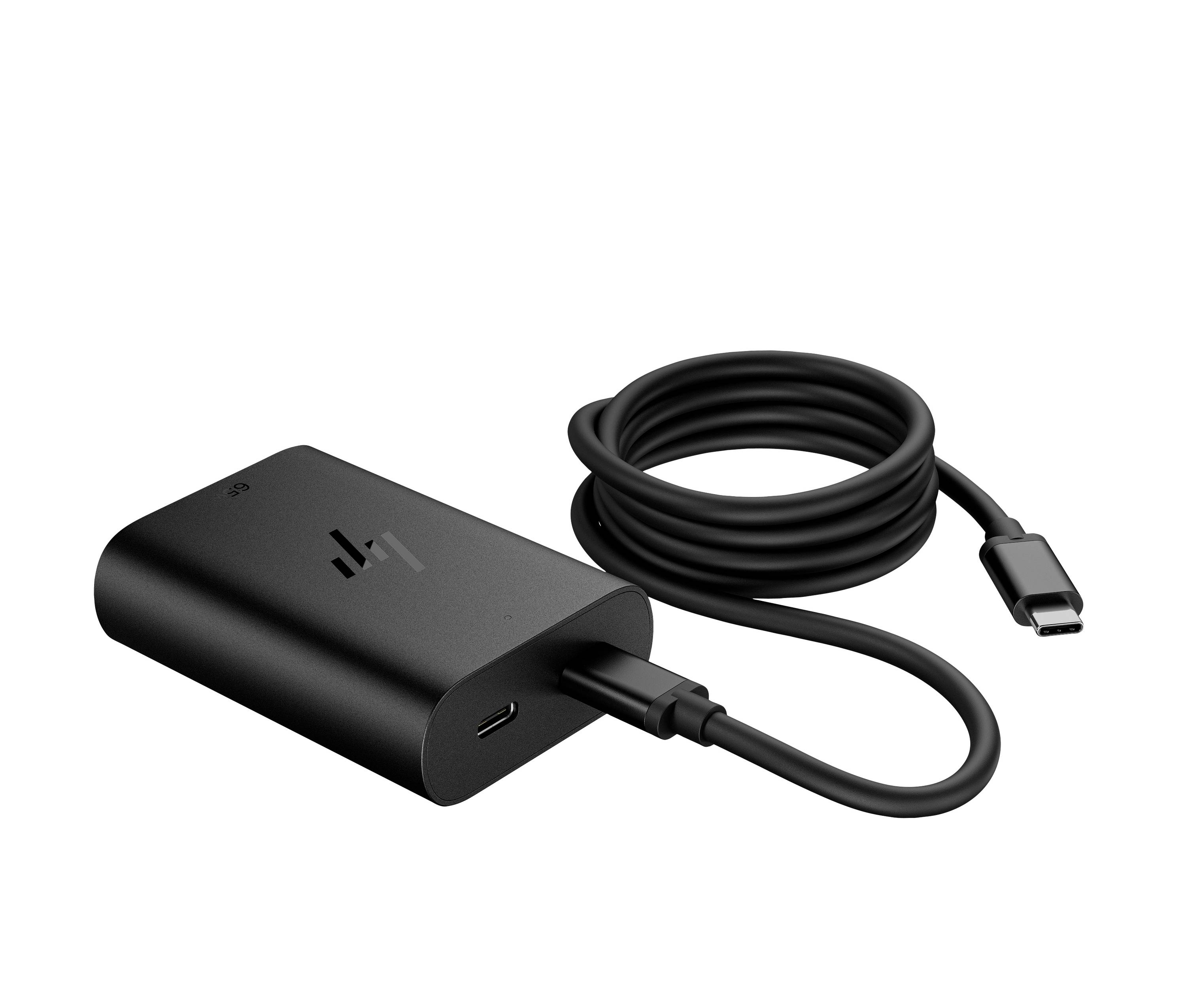 Adattatore caricabatterie USB-C nero con cavo USB-C incorporato, mostrato su uno sfondo bianco.