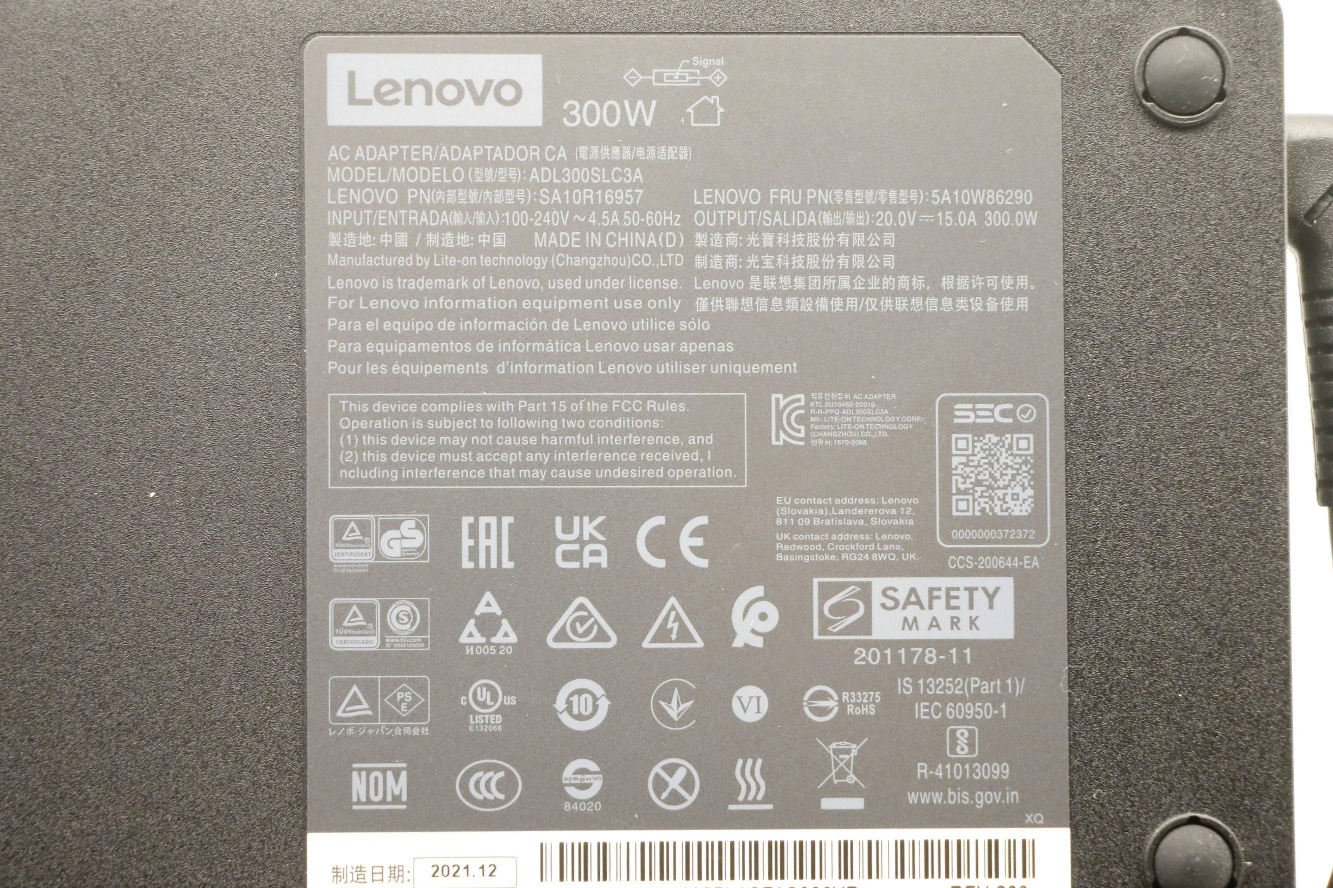 Etichetta adattatore CA Lenovo 300W con modello e specifiche elettriche, marchi di certificazione, codice QR e avvisi di sicurezza.