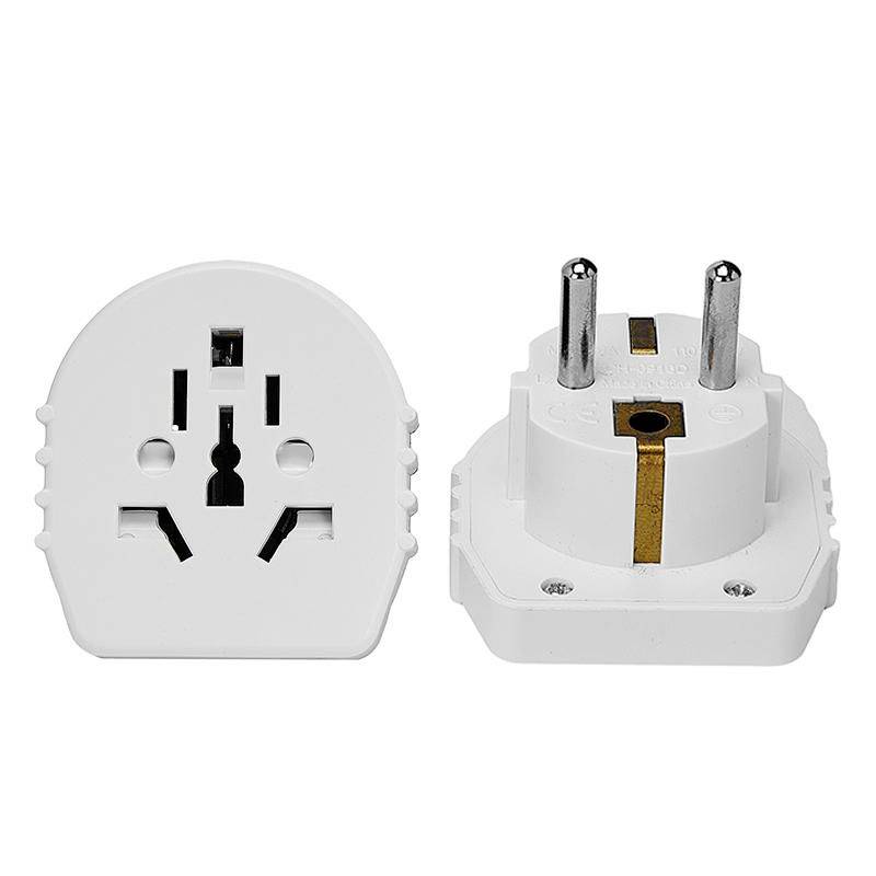 Adattatore universale di colore bianco mostrato da davanti e da dietro, con due spinotti rotondi e aperture delle prese di forma multipla.