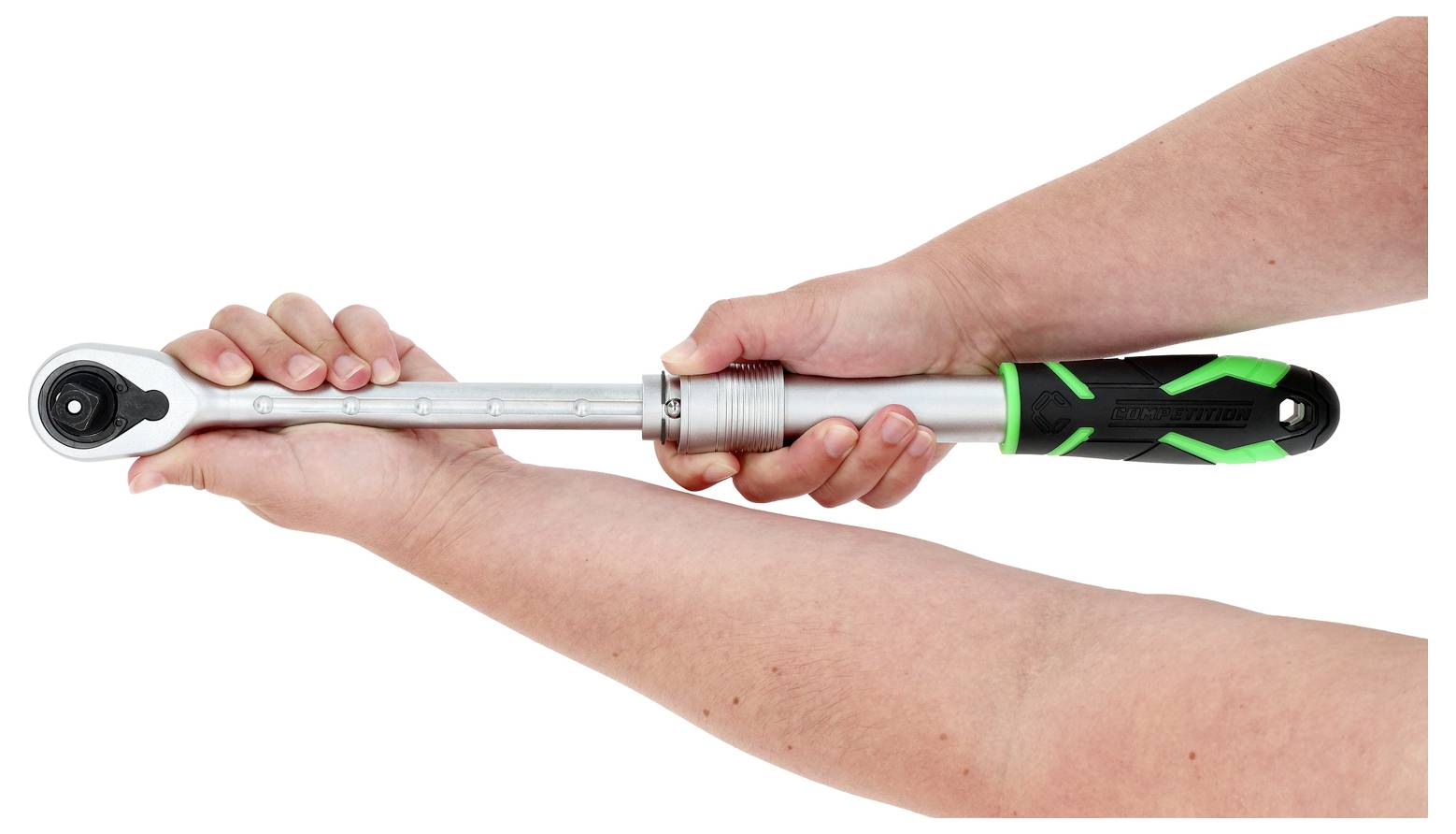 Mani che utilizzano una chiave dinamometrica con un socket all'estremità sinistra, regolando un elemento di fissaggio o un bullone.