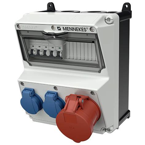 Cassetta di distribuzione elettrica a parete con coperchio trasparente, interruttori automatici all'interno e due prese industriali blu e una rossa nella parte anteriore.