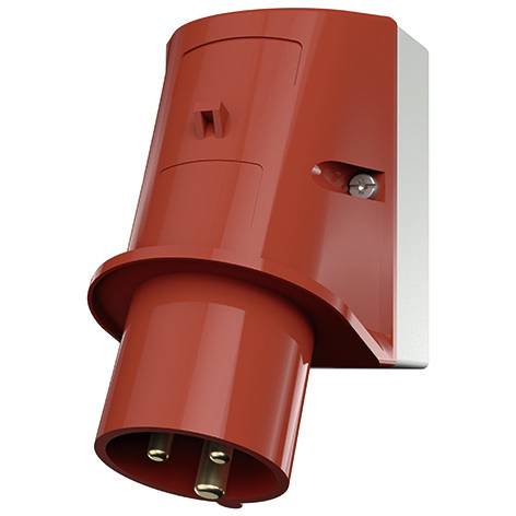 Connettore a spina elettrica industriale rossa con tre poli su sfondo bianco.