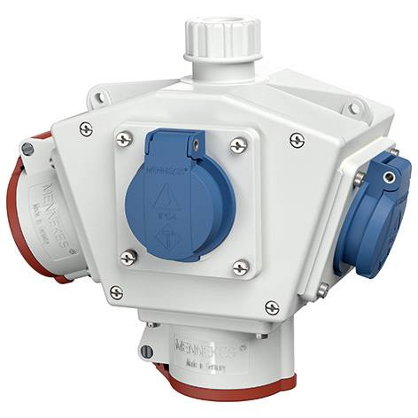 Scatola di presa elettrica industriale bianca con tre coperchi di presa impermeabili blu e rossi su sfondo grigio.