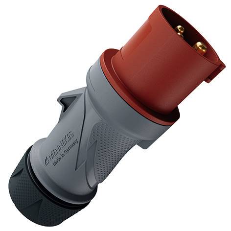 Connettore spina elettrica industriale rossa con alloggiamento grigio e nero, angolato su sfondo bianco.