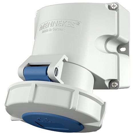 Connettore di alimentazione elettrica industriale bianco con blocco blu e tappo, montato a parete su sfondo bianco.