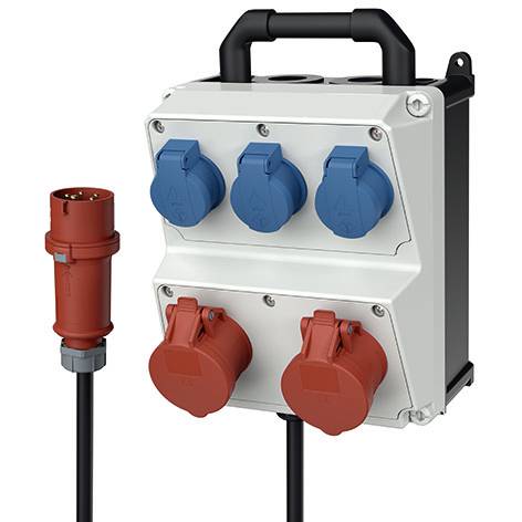 Scatola di distribuzione dell'energia industriale portatile con tre coperchi delle prese blu e due rossi, più una spina corrispondente e un cavo accanto.
