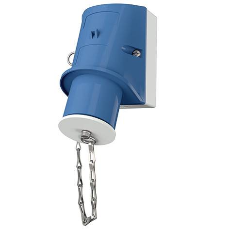 Presa elettrica industriale blu con catena di sicurezza sospesa, mostrata isolata su sfondo bianco.