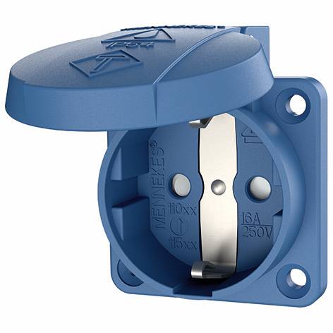 Presa elettrica esterna blu con coperchio protettivo a sportello, mostrata aperta per rivelare i contatti interni e i fori di montaggio.