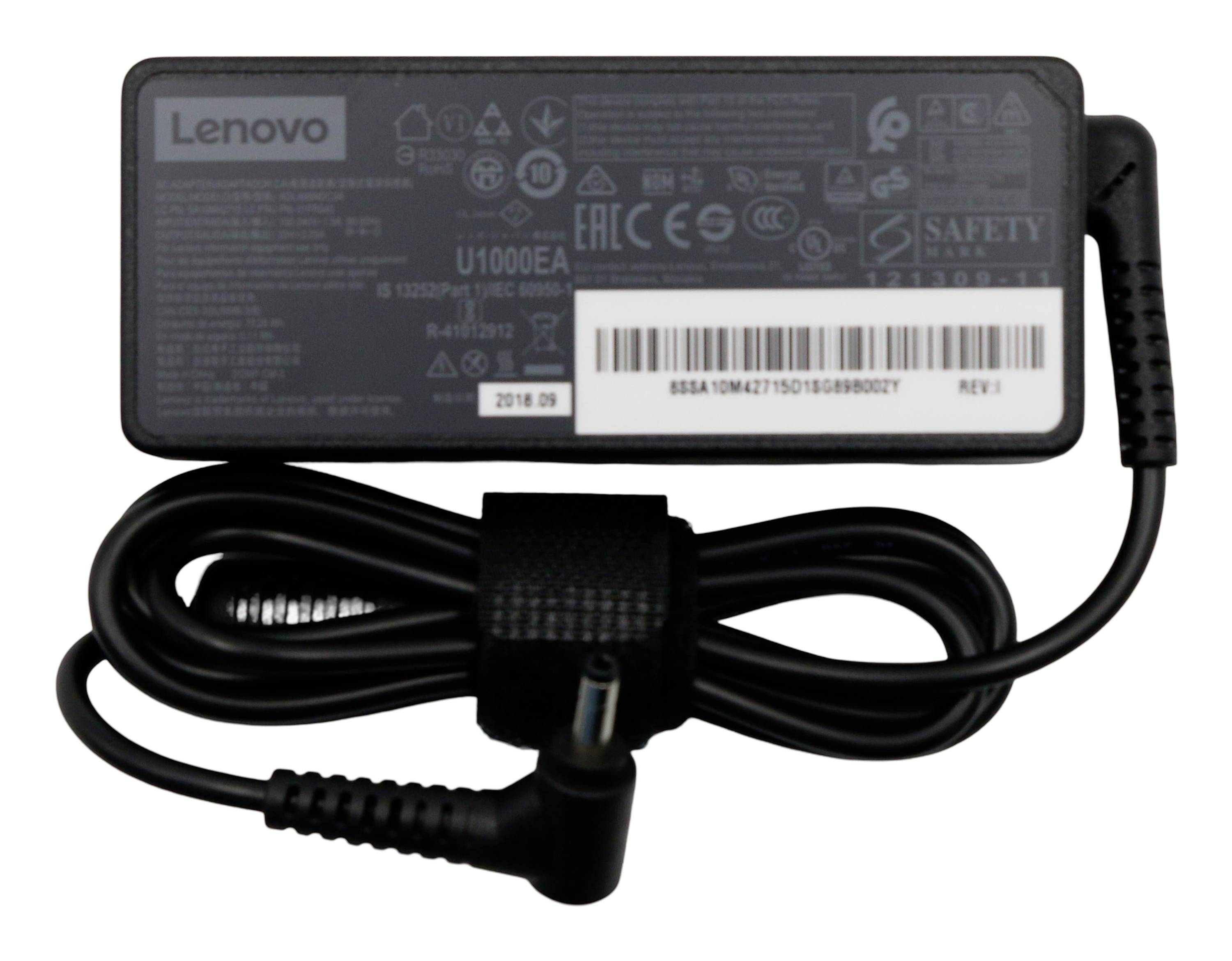 Adattatore di alimentazione per laptop Lenovo con cavo CA collegato, mostrato con codice a barre ed etichette di sicurezza sul blocco di alimentazione nero.