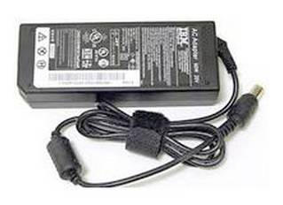 Adattatore di alimentazione per laptop nero con cavo arrotolato e spina di connessione su sfondo bianco.