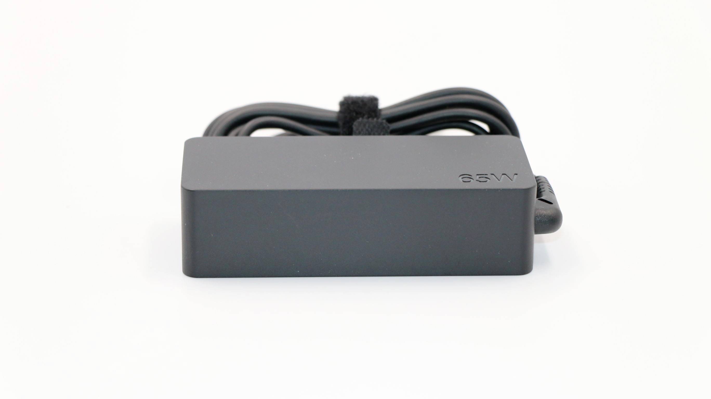 Dispositivo elettronico rettangolare nero compatto con cavo in dotazione collegato, mostrato su sfondo bianco.
