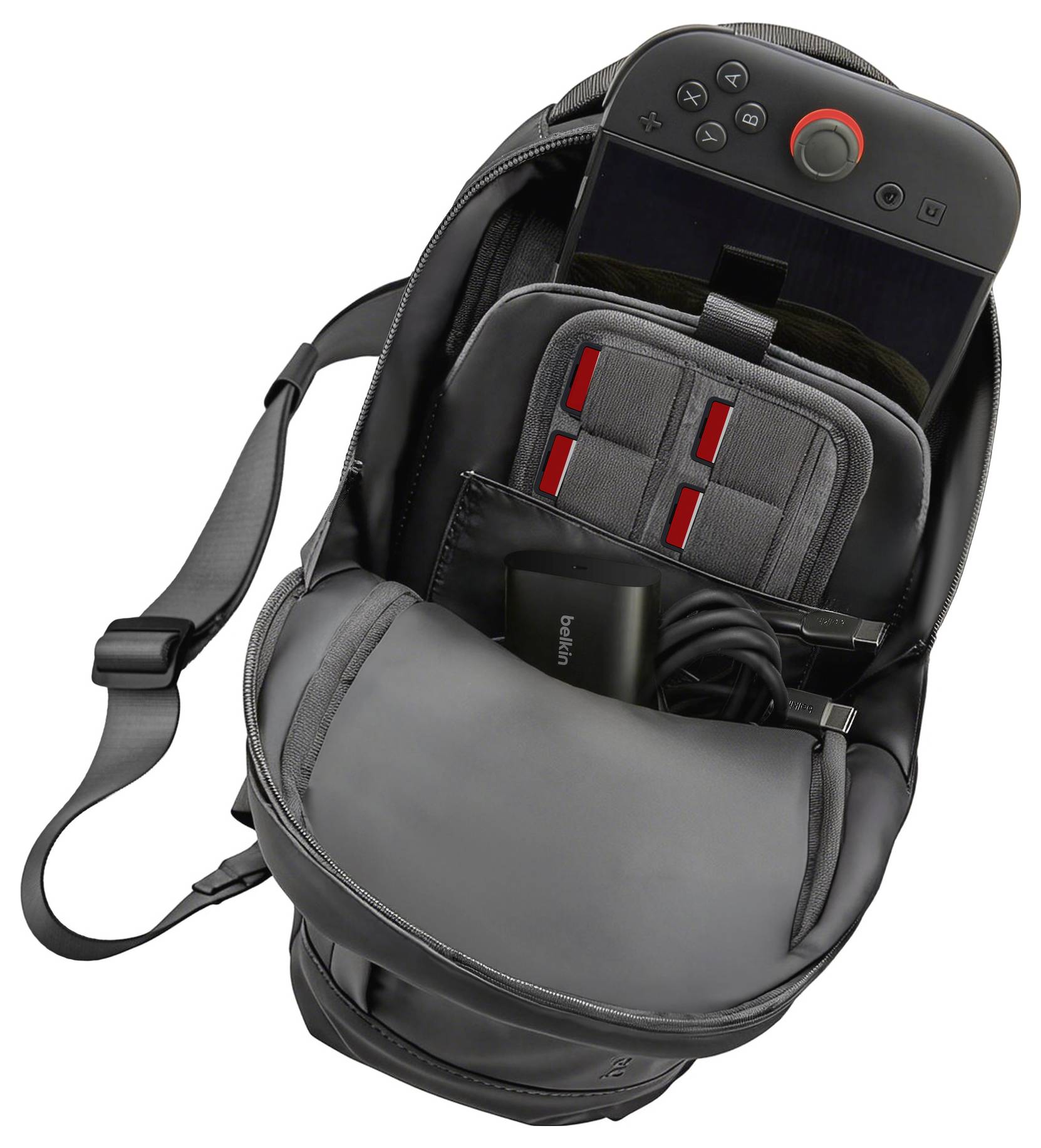 Zaino nero aperto che mostra scomparti organizzati con una console portatile per videogiochi, una custodia per accessori e un cavo all'interno.