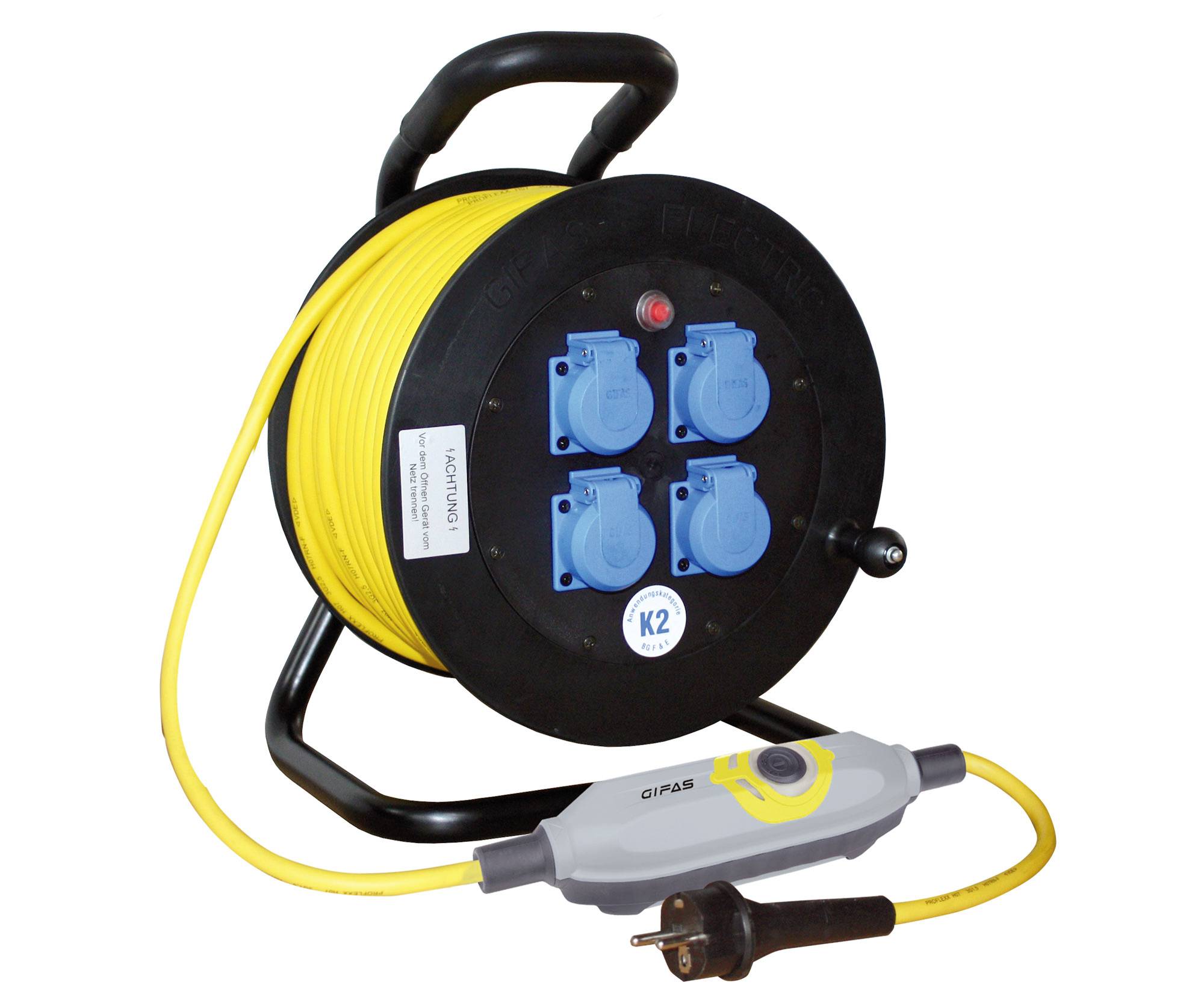 Mulinello per cavi portatile con cavo di prolunga giallo, quattro prese blu e connettore inserito su una bobina nera