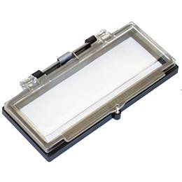 Supporto espositivo in plastica trasparente rettangolare con inserto bianco, mostrato chiuso su una base nera.