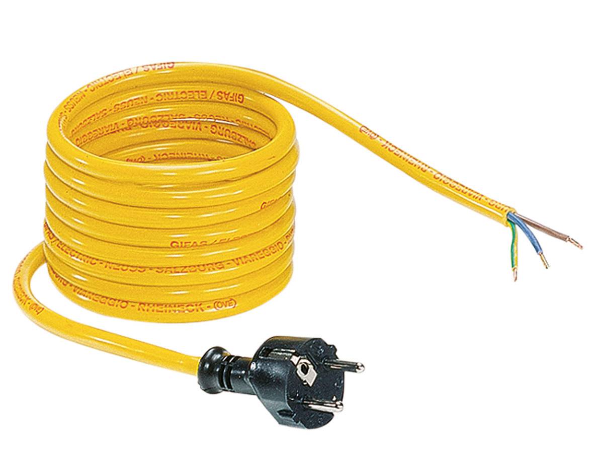 Cavo di alimentazione elettrica giallo arrotolato con spina nera e estremità di filo spellato su sfondo bianco.