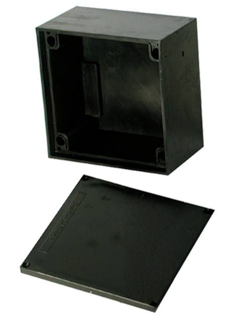 Scatola di contenimento elettrico in plastica nera con coperchio piatto removibile mostrata separata in due parti su fondo bianco.