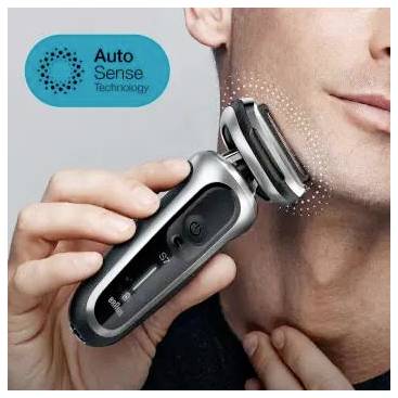 Uomo che si rade la faccia con un rasoio elettrico; l'etichetta recita "Auto Sense Technology".
