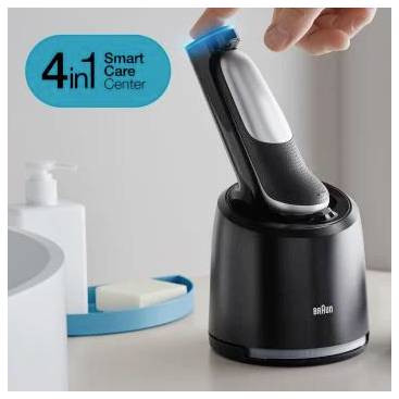 Centro di cura intelligente Braun 4 in 1 che ricarica e pulisce un rasoio elettrico in una base nera.