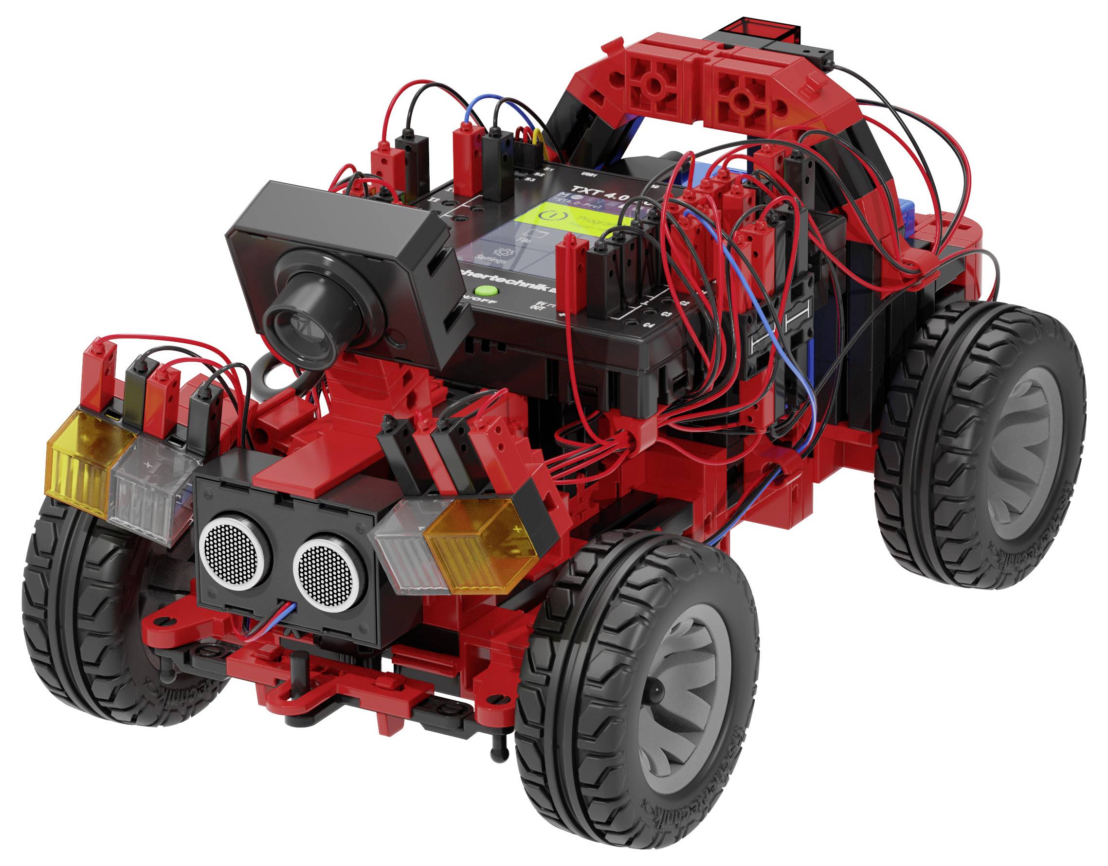 Prototipo di auto robot rosso con quattro ruote grandi, cablaggio esposto, sensori e un modulo fotocamera anteriore su sfondo bianco.