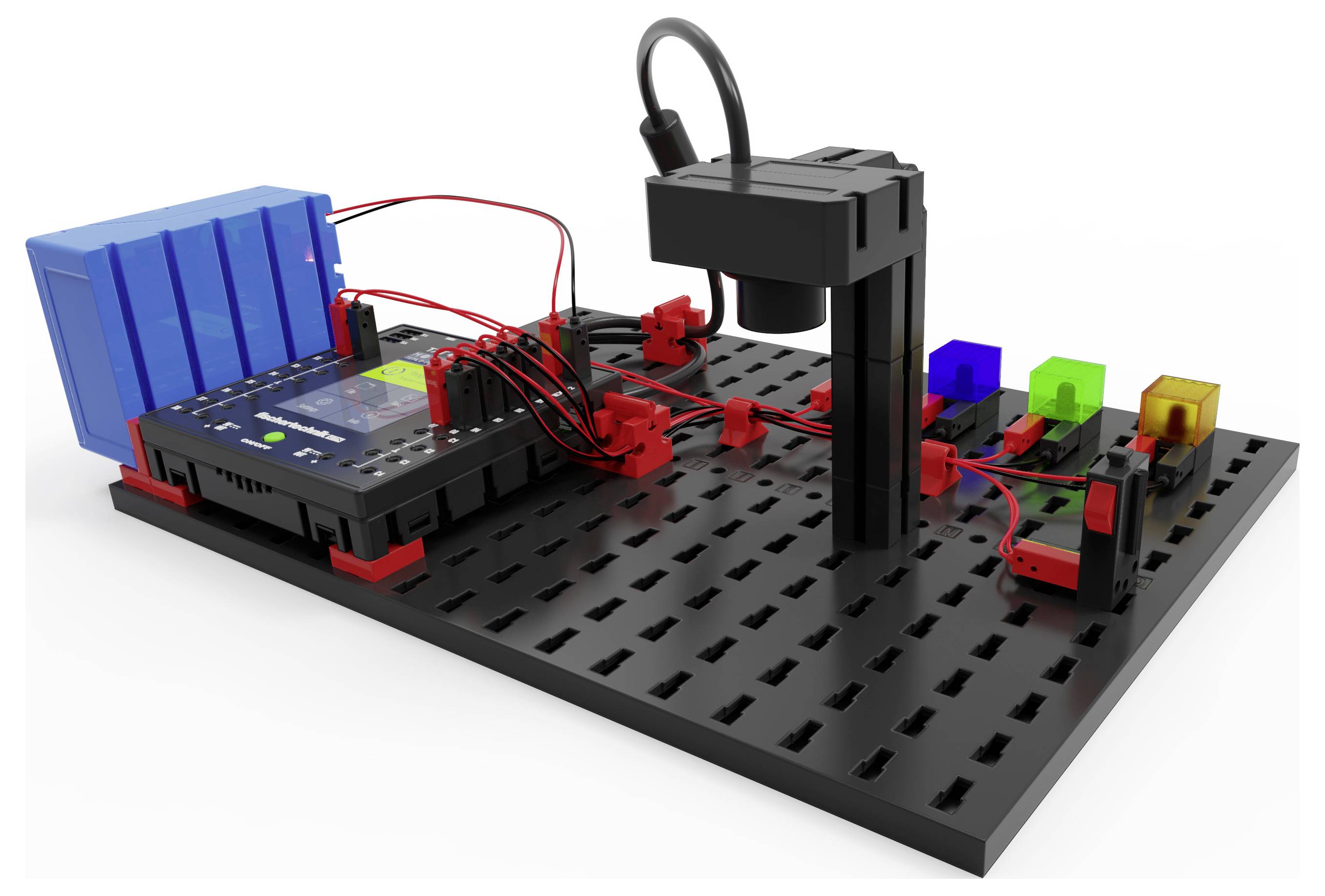 Una configurazione elettronica in stile LEGO su una piastra di base perforata, con un pacco batteria blu, un microcontrollore, sensori cablati e un meccanismo montato su gantry nero accanto a blocchi colorati.
