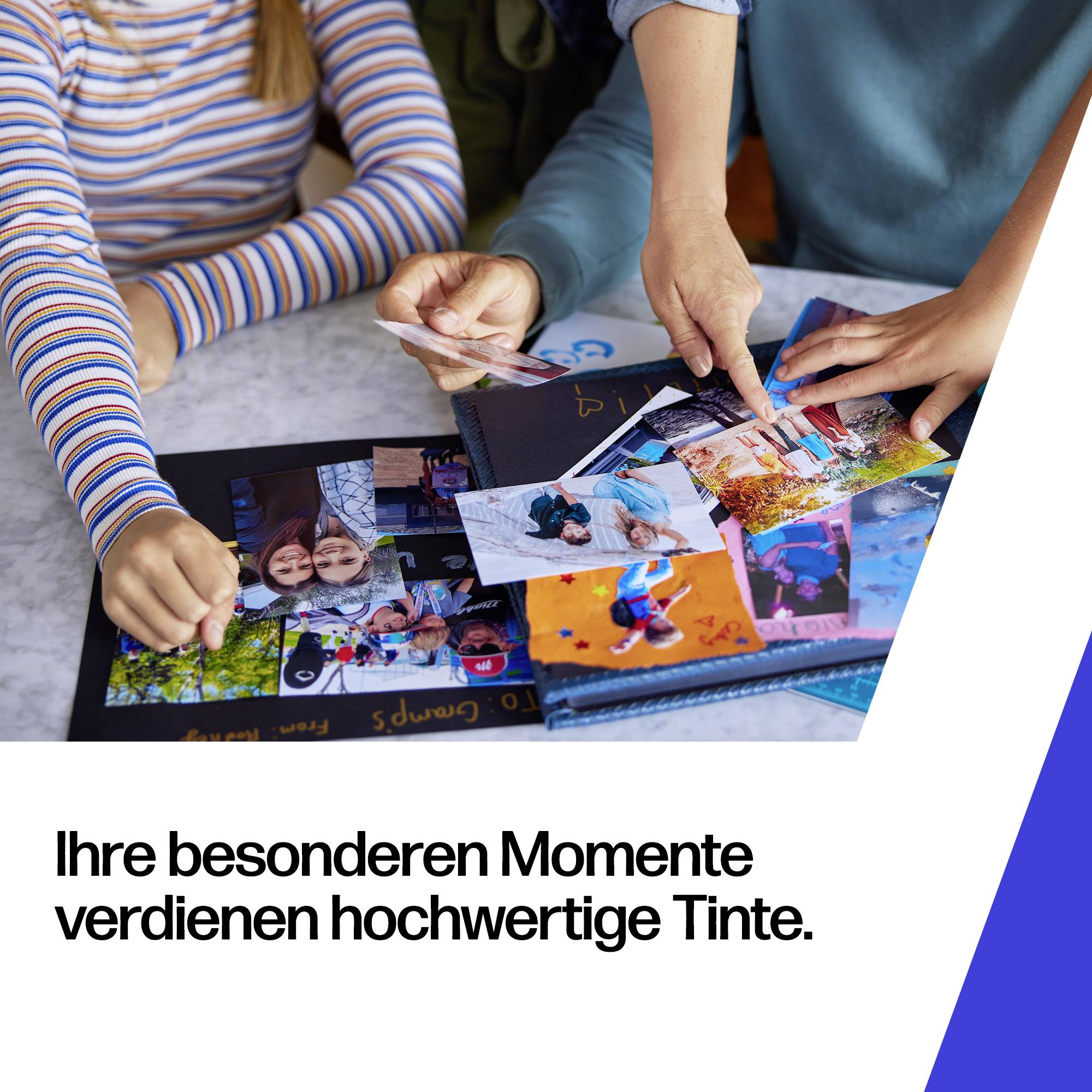 Persone che sistemano foto stampate in un album; il testo in tedesco dice "Ihre besonderen Momente verdienen hochwertige Tinte."
