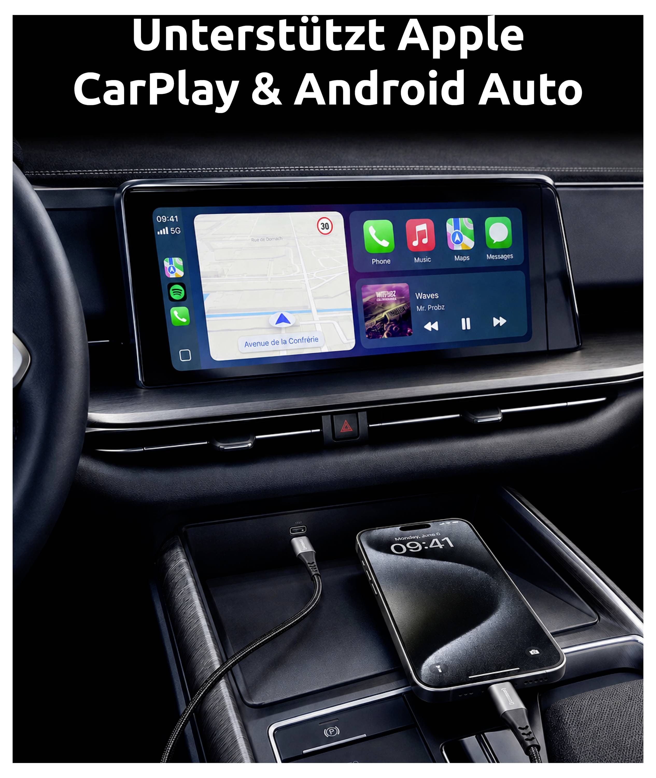 Dashboard dell'auto con Apple CarPlay e Android Auto visualizzati sul display centrale, più un telefono collegato tramite cavo nella console; il testo recita "Supporta Apple CarPlay e Android Auto".