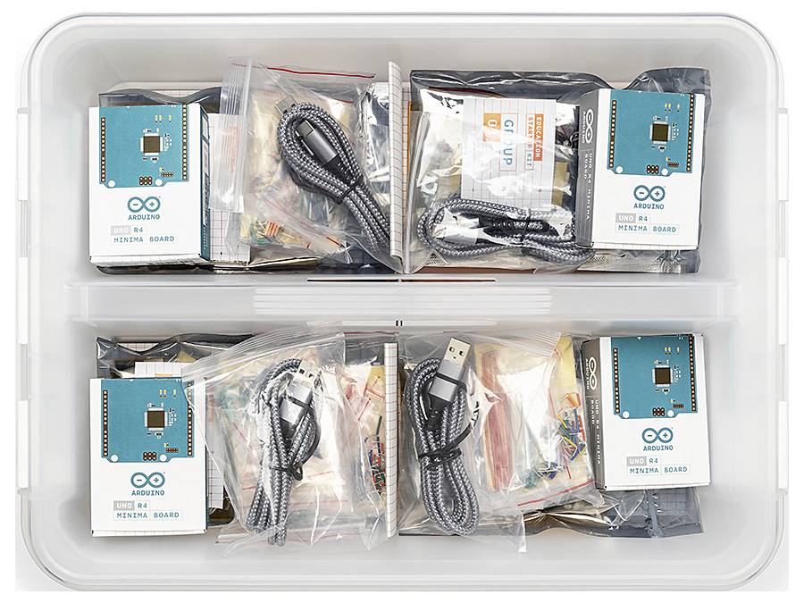 Vista dall'alto di un contenitore di plastica per lo stoccaggio che contiene più kit di schede Arduino Mega in sacchetti sigillati, con cavi e piccoli componenti disposti in due file.