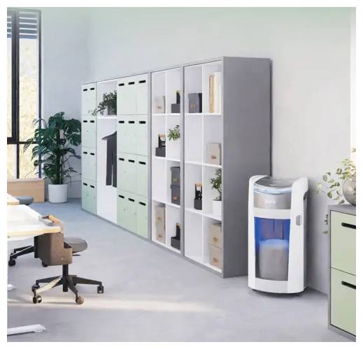Ufficio moderno con armadietti, scaffalature, sedie da ufficio, piante e un distributore d'acqua in uno spazio di lavoro minimalista e luminoso.