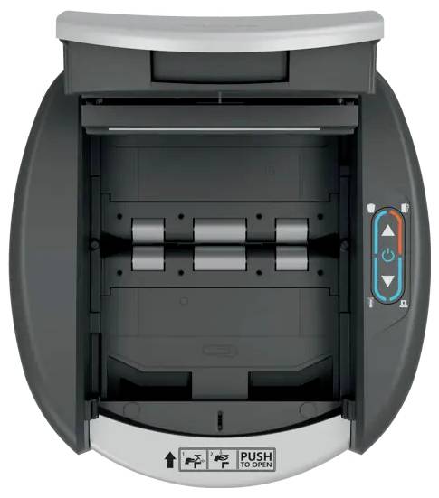 Vista frontale di un dispenser da parete per asciugamani di carta con il coperchio aperto, che mostra il meccanismo del rotolo e un'etichetta con la scritta "spingi per aprire".