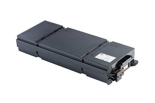 Un'unità batteria rettangolare nera con connettori sul lato destro, posizionata su una superficie di sfondo bianca.
