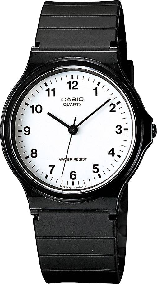 Un orologio nero Casio con quadrante bianco; numeri arabi da 1 a 12; marcature dei minuti; etichetta di resistenza all'acqua.