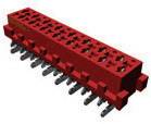 Connettore elettrico rosso con più pin metallici. Questo connettore viene comunemente utilizzato in dispositivi elettronici.