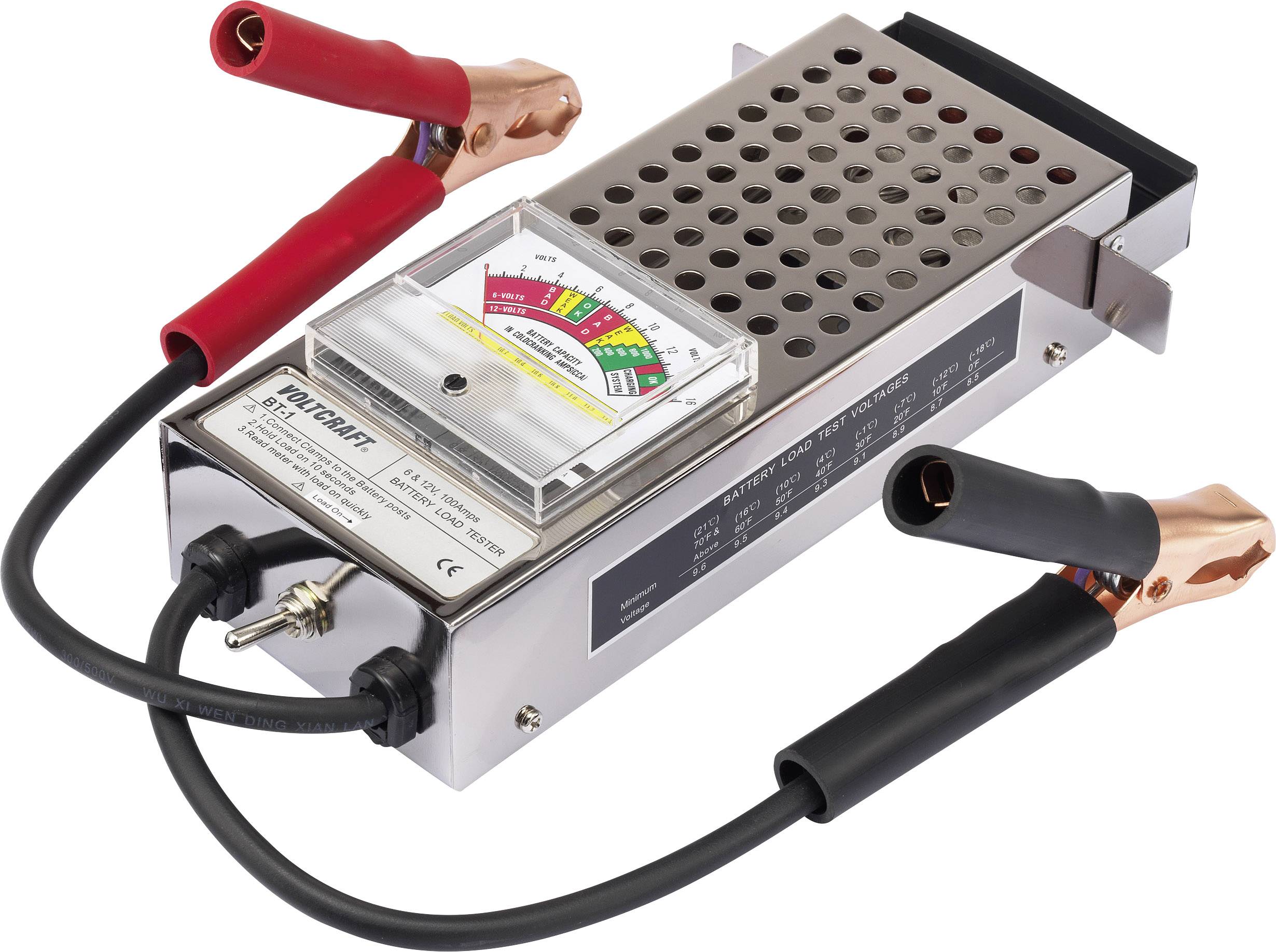 Tester per batterie con strumento di misurazione analogico e morsetti a coccodrillo rossi e neri per verificare lo stato delle batterie.